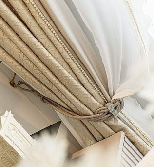 Rideaux élégants avec détails perlés, parfaits pour ajouter une touche de sophistication à votre intérieur. Ces rideaux luxueux, présentés dans un environnement raffiné, sont idéals pour embellir votre salon ou chambre à coucher. Le design délicat et le style chic apportent une ambiance chaleureuse et accueillante à votre espace de vie.