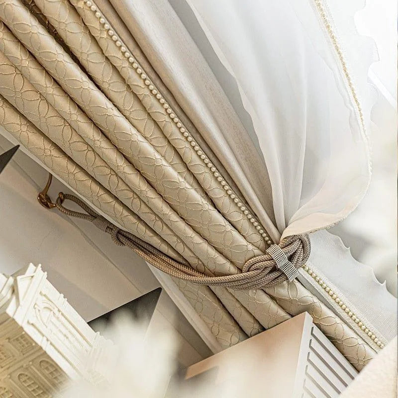 Rideaux élégants avec détails perlés, parfaits pour ajouter une touche de sophistication à votre intérieur. Ces rideaux luxueux, présentés dans un environnement raffiné, sont idéals pour embellir votre salon ou chambre à coucher. Le design délicat et le style chic apportent une ambiance chaleureuse et accueillante à votre espace de vie.