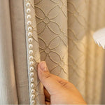 Rideau luxueux beige avec motif géométrique, agrémenté de perles décoratives sur le bord. Design élégant idéal pour embellir les intérieurs sophistiqués et contemporains. Solution parfaite pour ajouter une touche de glamour à votre salon ou chambre.