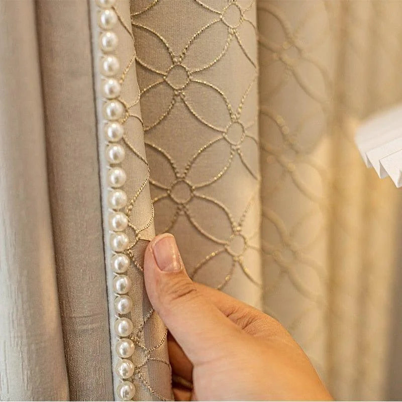 Rideau luxueux beige avec motif géométrique, agrémenté de perles décoratives sur le bord. Design élégant idéal pour embellir les intérieurs sophistiqués et contemporains. Solution parfaite pour ajouter une touche de glamour à votre salon ou chambre.