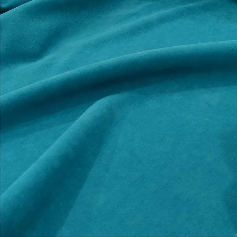 Texture de tissu bleu-vert, idéal pour la décoration intérieure ou la confection de vêtements. Profondeur de couleur élégante, parfaite pour ajouter une touche de sophistication à tout espace ou tenue.