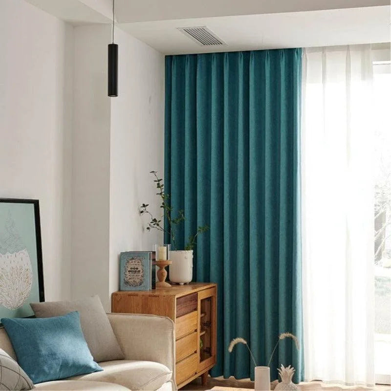Rideau bleu élégant pour salon, ajoutant une touche moderne et sophistiquée à votre décoration intérieure. Parfait pour contrôler la luminosité et apporter une ambiance chaleureuse. Idéal pour les espaces de vie contemporains. Découvrez comment transformer votre pièce avec un style unique et attrayant.