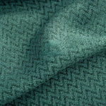 Textile vert foncé avec un motif en chevron élégant, parfait pour ajouter une touche sophistiquée à votre décoration intérieure ou à vos projets de couture personnalisés. Idéal pour des créations uniques et modernes.