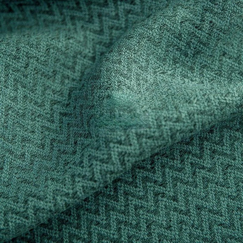 Textile vert foncé avec un motif en chevron élégant, parfait pour ajouter une touche sophistiquée à votre décoration intérieure ou à vos projets de couture personnalisés. Idéal pour des créations uniques et modernes.