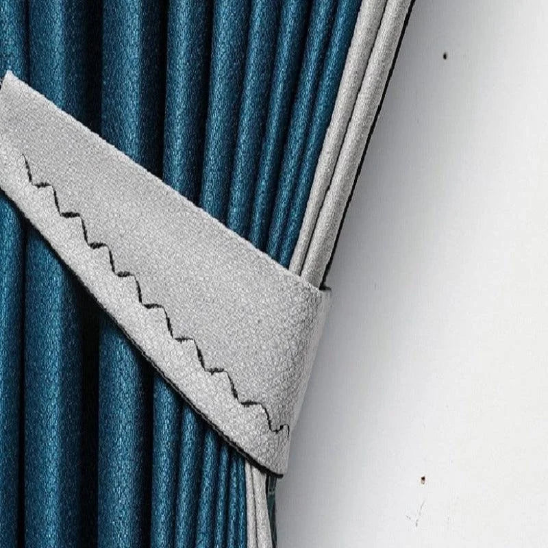 Rideaux bleu foncé avec embrasse esthétique gris clair, parfaits pour ajouter une touche élégante et moderne à votre intérieur. Idéals pour les salons, chambres ou bureaux, ces rideaux combinent style et fonctionnalité en assurant l'intimité tout en rehaussant votre décoration. Découvrez comment ces rideaux peuvent transformer votre espace de vie en un lieu chic et accueillant.