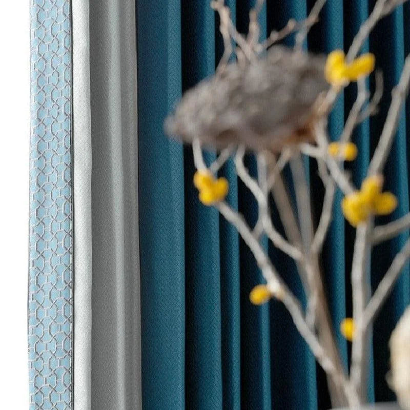 Rideaux élégants bleu océan avec motifs géométriques modernes, parfaits pour ajouter une touche de sophistication et de style contemporain à votre intérieur. Ces rideaux s'intègrent harmonieusement dans divers décors, offrant un choix esthétique pour toute pièce de la maison. Accessoire idéal pour personnaliser votre espace de vie avec une ambiance rafraîchissante et apaisante.