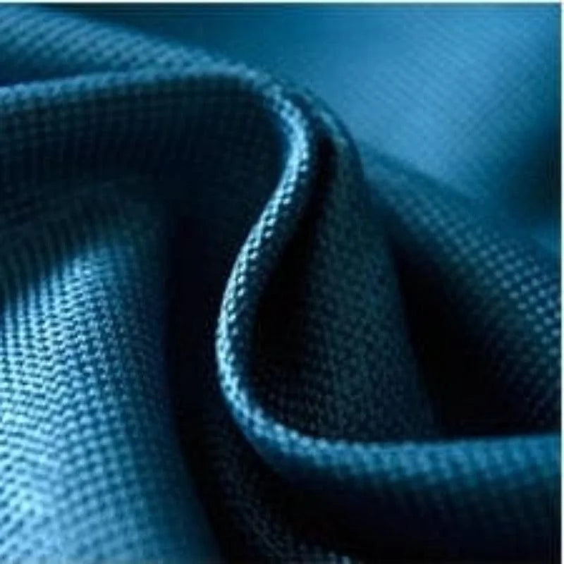 Volume d'un tissu bleu texturé, créant un jeu unique de plis et d'ombres, idéal pour la décoration.