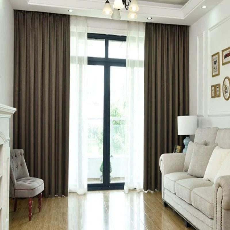 Rideaux élégants et modernes pour salon, encadrant une baie vitrée avec une luminosité naturelle. Design épuré et contemporain se mariant parfaitement avec un décor intérieur chic. Parfaits pour sublimer votre intérieur et apporter une touche de sophistication à votre espace de vie.