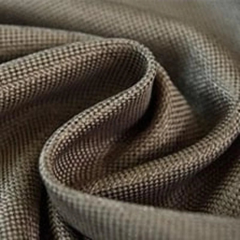 Texture plissée d'un tissu à motif pied-de-poule marron, idéale pour la confection de vêtements élégants et chics. Ce tissu met en valeur les détails du motif géométrique, offrant une touche raffinée adaptée aux costumes, vestes ou pantalons.
