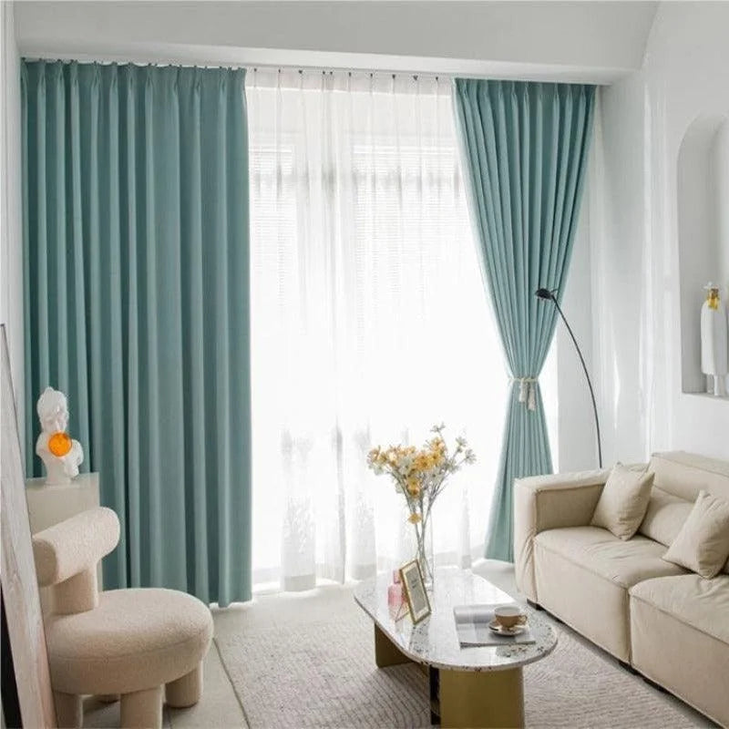 Rideaux opaques bleus pour salon moderne, offrant une ambiance élégante et apaisante. Ils encadrent joliment la lumière naturelle, ajoutant une touche de sophistication et de style à votre intérieur. Idéal pour compléter la décoration d'un salon contemporain.