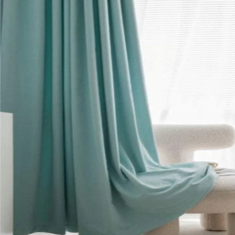 Rideau opaque couleur bleu clair, idéal pour une décoration intérieure moderne et élégante. Ce rideau offre une excellente protection contre la lumière et préserve votre intimité. Parfait pour le salon ou la chambre à coucher, il s'adapte à tout type d'intérieur en ajoutant une touche de sophistication et de calme.