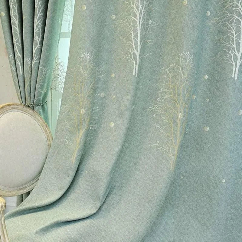 Rideaux élégants bleu-vert avec motifs d'arbres, parfaits pour ajouter une touche de nature et de sérénité à votre intérieur. Idéal pour salon ou chambre, ces rideaux apporteront une ambiance chaleureuse et apaisante à votre espace de vie.