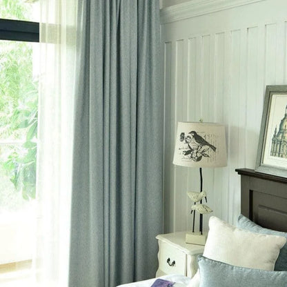 Rideaux opaques gris pour chambre moderne, offrant une élégante obscurité et un style intemporel. Idéal pour ajouter une touche de sophistication à votre décoration intérieure. Accessoire parfait pour filtrer la lumière extérieure tout en rehaussant l'esthétique de votre espace de vie.
