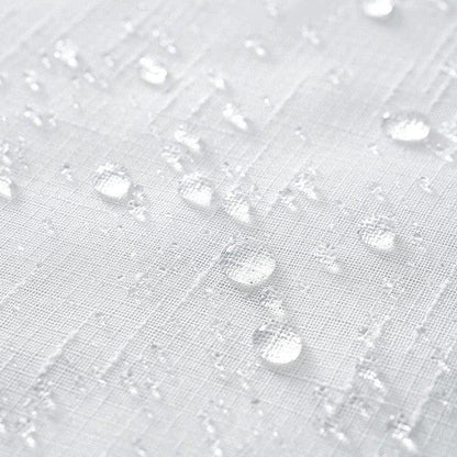 Gros plan sur un tissu imperméable avec des gouttelettes d'eau en surface, illustrant l'efficacité du traitement déperlant pour protéger contre l'humidité. Idéal pour textile d'extérieur ou protection d'ameublement, résistant à l'eau et facile à entretenir.