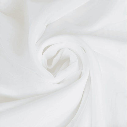 Textile blanc, élégant et fluide, parfait pour la création de vêtements sophistiqués ou de décoration intérieure, offrant une apparence chic et raffinée, idéal pour les projets de couture modernes.