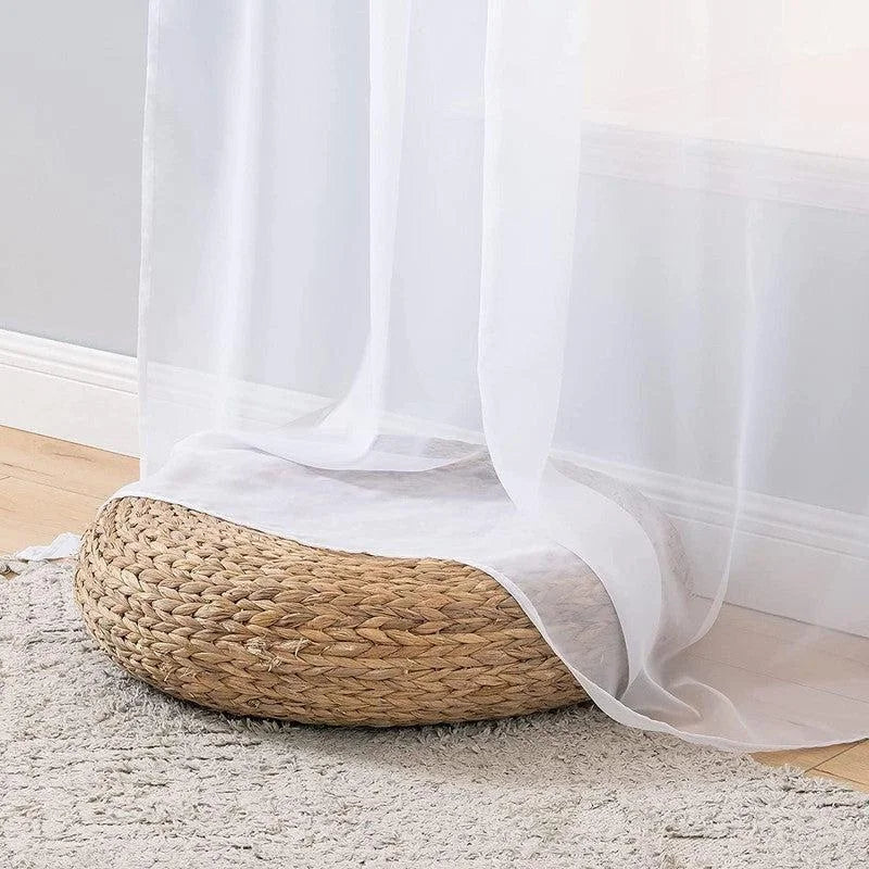 Coussin de sol rond tressé, idéal pour une décoration intérieure moderne et épurée. Réhaussez votre salle de séjour ou votre chambre avec ce pouf élégant, parfait pour un espace de détente. Disposez-le sur un tapis doux pour ajouter confort et style à votre pièce. Accessoire déco polyvalent, s'intègre facilement dans différents styles de décoration.