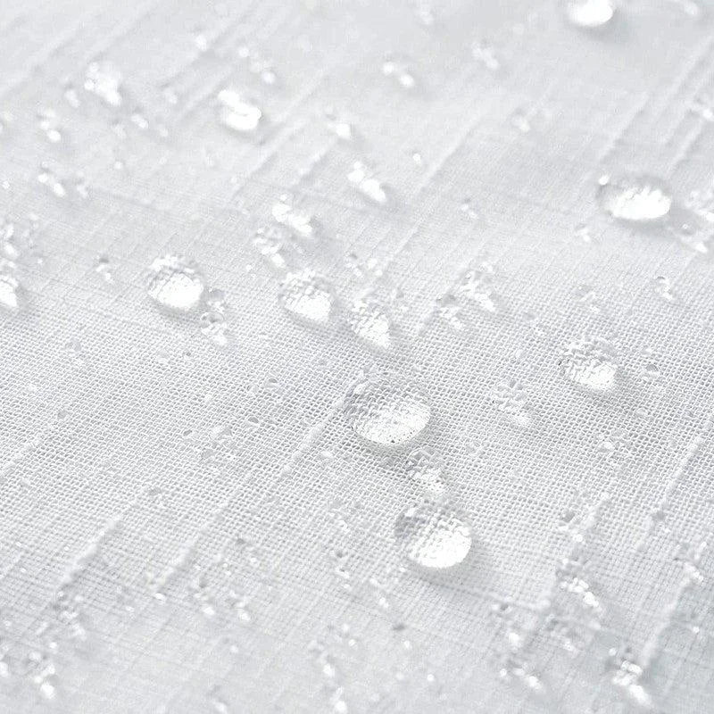 Gros plan sur un tissu imperméable avec des gouttelettes d'eau en surface, illustrant l'efficacité du traitement déperlant pour protéger contre l'humidité. Idéal pour textile d'extérieur ou protection d'ameublement, résistant à l'eau et facile à entretenir.