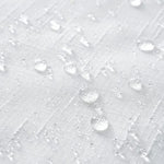 Gros plan sur un tissu imperméable avec des gouttelettes d'eau en surface, illustrant l'efficacité du traitement déperlant pour protéger contre l'humidité. Idéal pour textile d'extérieur ou protection d'ameublement, résistant à l'eau et facile à entretenir.