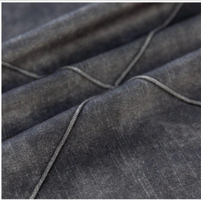 Image d'un tissu de couleur sombre avec texture visible et finitions soignées, idéal pour créations vestimentaires modernes et élégantes. Parfait pour ceux cherchant un style unique et sophistiqué. Adapté pour confection de vêtements tendance et résistants.