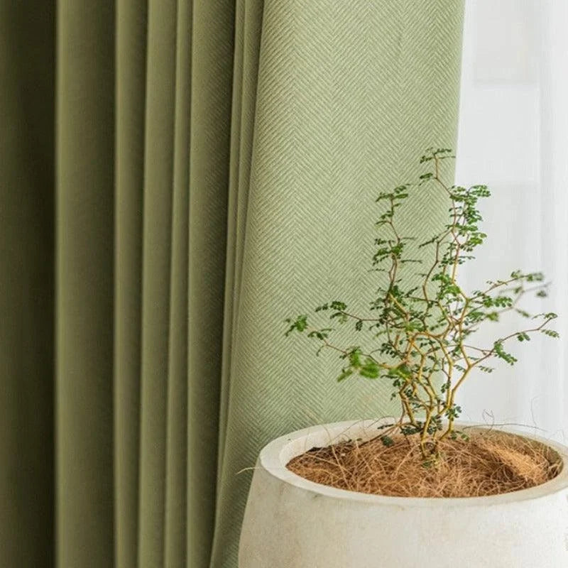 Rideau vert élégant avec motif discret, idéal pour ajouter une touche de sophistication à votre intérieur. Accentué par une plante d'intérieur moderne dans un pot minimaliste. Parfait pour les salons ou chambres à coucher recherchant une ambiance apaisante et contemporaine.