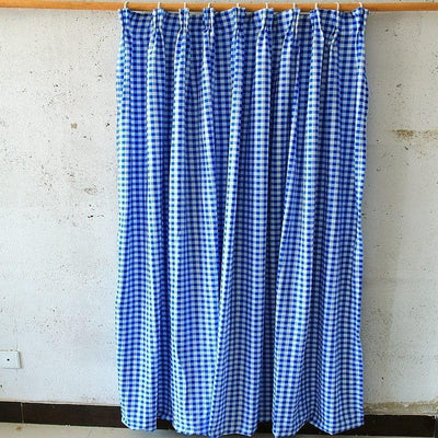 Rideau à carreaux bleus et blancs suspendu à une tringle, idéal pour une décoration rustique ou moderne, ajoutant une touche de style et de couleur à votre intérieur. Solution parfaite pour le salon, la chambre ou la cuisine, offrant à la fois intimité et élégance.