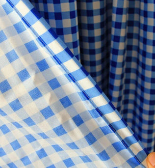 Robe motif vichy bleu et blanc pour un style estival décontracté, idéale pour les journées ensoleillées. Look vintage et tendance.