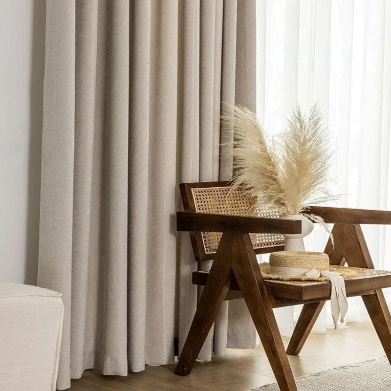 Chaise élégante en bois au design contemporain devant un rideau élégant et lumineux. Décoration intérieure avec accent naturel, pampas et éléments de style bohème. Optimise l'espace avec une touche de sophistication moderne dans votre salon ou espace de vie.