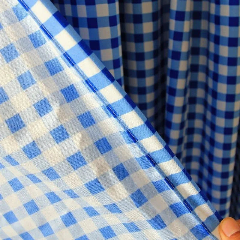 Robe motif vichy bleu et blanc pour un style estival décontracté, idéale pour les journées ensoleillées. Look vintage et tendance.