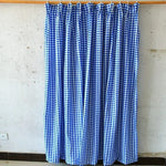Rideau à carreaux bleus et blancs suspendu à une tringle, idéal pour une décoration rustique ou moderne, ajoutant une touche de style et de couleur à votre intérieur. Solution parfaite pour le salon, la chambre ou la cuisine, offrant à la fois intimité et élégance.