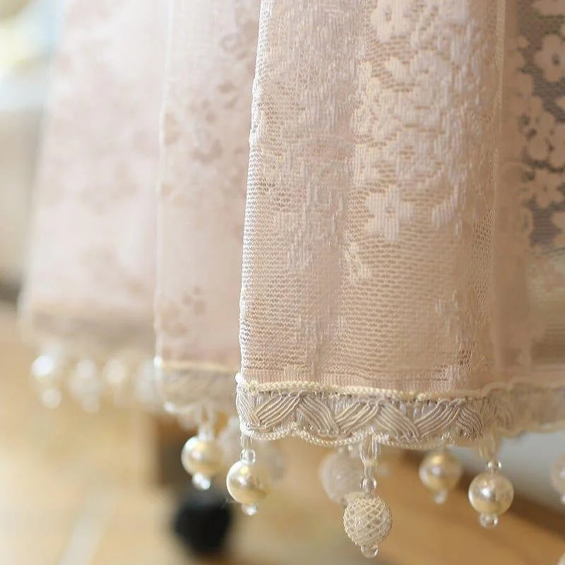 Rideau élégant avec motif floral délicat et bordure ornée de perles. Design raffiné pour une décoration intérieure sophistiquée et charmante. Idéal pour créer une ambiance douce et accueillante dans votre salon ou chambre à coucher. Accessoire chic pour embellir vos fenêtres avec style et élégance.