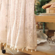 rideau table dentelle florale beige rosé finitions volants pompons translucide vintage