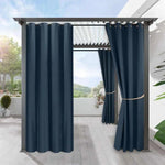 Panneaux de rideaux bleu marine élégants pour pergola extérieure, offrant intimité et protection contre le soleil, parfaitement adaptés pour une terrasse moderne.