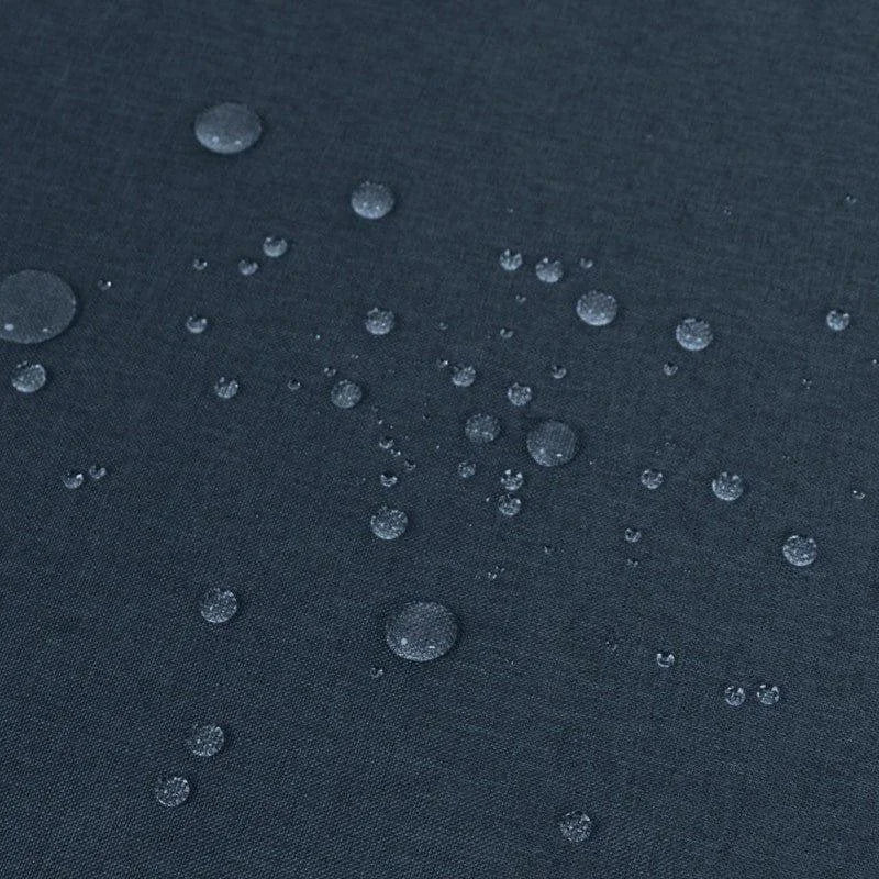 Image montrant une surface imperméable avec des gouttes d'eau, illustrant l'efficacité de la protection contre l'humidité. Convient parfaitement pour une utilisation extérieure ou dans des environnements humides, garantissant une durabilité et une performance optimale. Idéal pour les produits nécessitant une résistance à l'eau.