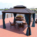 Tonnelle de jardin élégante avec toit double incliné, installée sur une terrasse en bois au bord de l'eau. Idéale pour créer un espace ombragé convivial, elle est équipée de rideaux bleus pour plus d'intimité. Coin repas extérieur comprenant une table ronde et des chaises assorties, parfait pour profiter de moments de détente en plein air. Vue panoramique sur les environs, ambiance parfaite pour des réunions en famille ou entre amis.