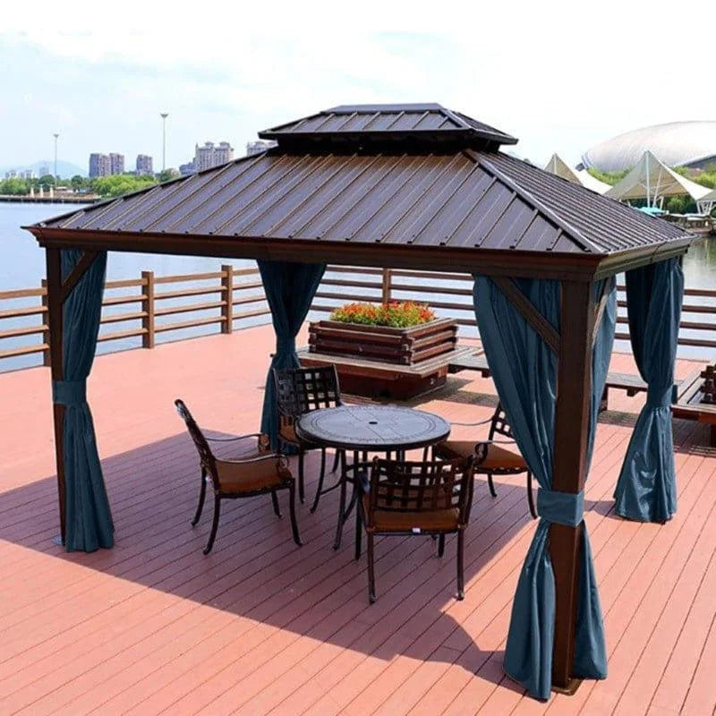 Tonnelle de jardin élégante avec toit double incliné, installée sur une terrasse en bois au bord de l'eau. Idéale pour créer un espace ombragé convivial, elle est équipée de rideaux bleus pour plus d'intimité. Coin repas extérieur comprenant une table ronde et des chaises assorties, parfait pour profiter de moments de détente en plein air. Vue panoramique sur les environs, ambiance parfaite pour des réunions en famille ou entre amis.