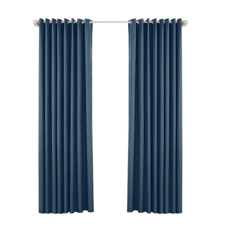 Rideaux opaques de couleur bleue, parfaits pour ajouter une touche d'élégance et de modernité à votre salon ou chambre. Ces rideaux allient fonctionnalité et style, offrant une solution décorative pour contrôler la lumière et préserver l'intimité de votre espace. Idéal pour une décoration intérieure contemporaine.