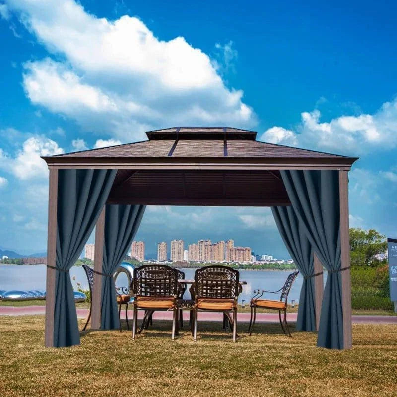 Pavillon de jardin élégant avec rideaux bleus, idéal pour créer un espace de détente en plein air. Ce kiosque offre une vue imprenable sur un paysage urbain avec un lac en arrière-plan, parfait pour les rassemblements ou les moments de relaxation en famille ou entre amis. Conception robuste et esthétique, ajoutant une touche de sophistication à tout espace extérieur.