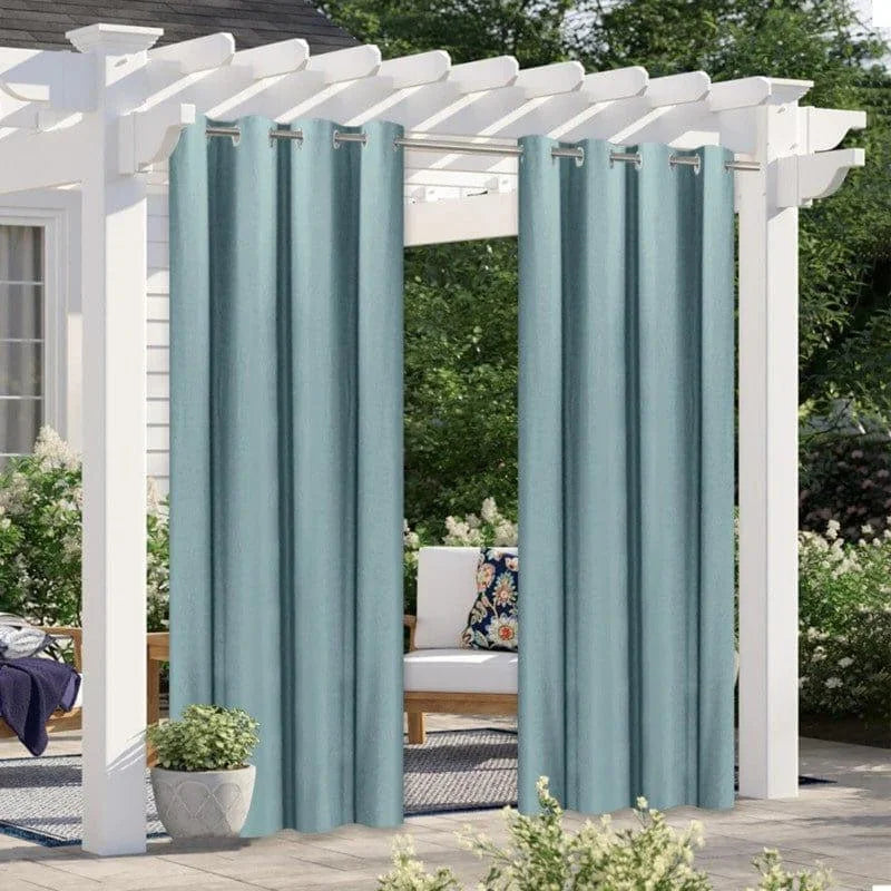 Panneaux de rideaux extérieurs élégants en bleu pour pergola, offrant intimité et protection solaire dans un jardin aménagé. Idéal pour ajouter une touche chic à votre espace extérieur tout en profitant du plein air.
