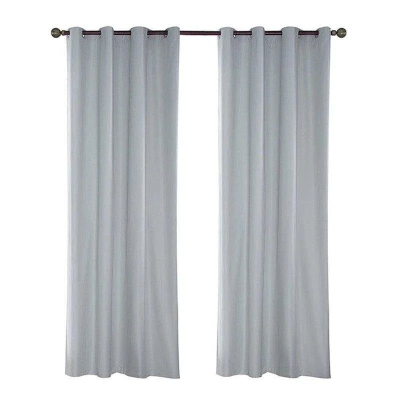 Paire de rideaux gris moderne pour salon, finition élégante avec œillets. Accessoire de décoration intérieure chic pour fenêtres. Design sobre et épuré pour une ambiance contemporaine. Installation facile sur tringle standard.