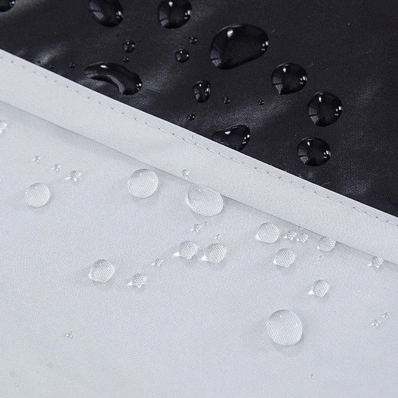 Gouttes d'eau sur surface imperméable noire et blanche, mettant en évidence la résistance à l'eau et la durabilité du produit. Conception idéale pour une utilisation en extérieur ou par temps humide.