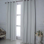 Rideaux blancs élégants pour salon moderne, offrant une ambiance lumineuse et épurée. Parfaits pour habiller les fenêtres et apporter une touche de sophistication à votre décoration intérieure. Faciles à installer grâce aux œillets métalliques, ces rideaux sont idéaux pour contrôler la lumière tout en préservant l'intimité de votre espace.
