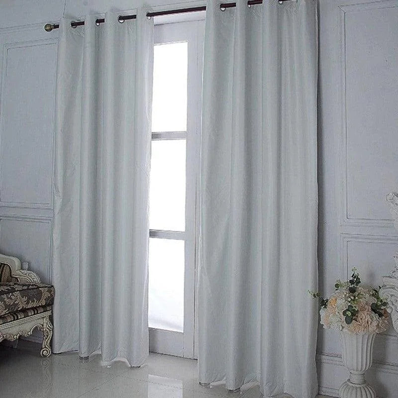 Rideaux blancs élégants pour salon moderne, offrant une ambiance lumineuse et épurée. Parfaits pour habiller les fenêtres et apporter une touche de sophistication à votre décoration intérieure. Faciles à installer grâce aux œillets métalliques, ces rideaux sont idéaux pour contrôler la lumière tout en préservant l'intimité de votre espace.