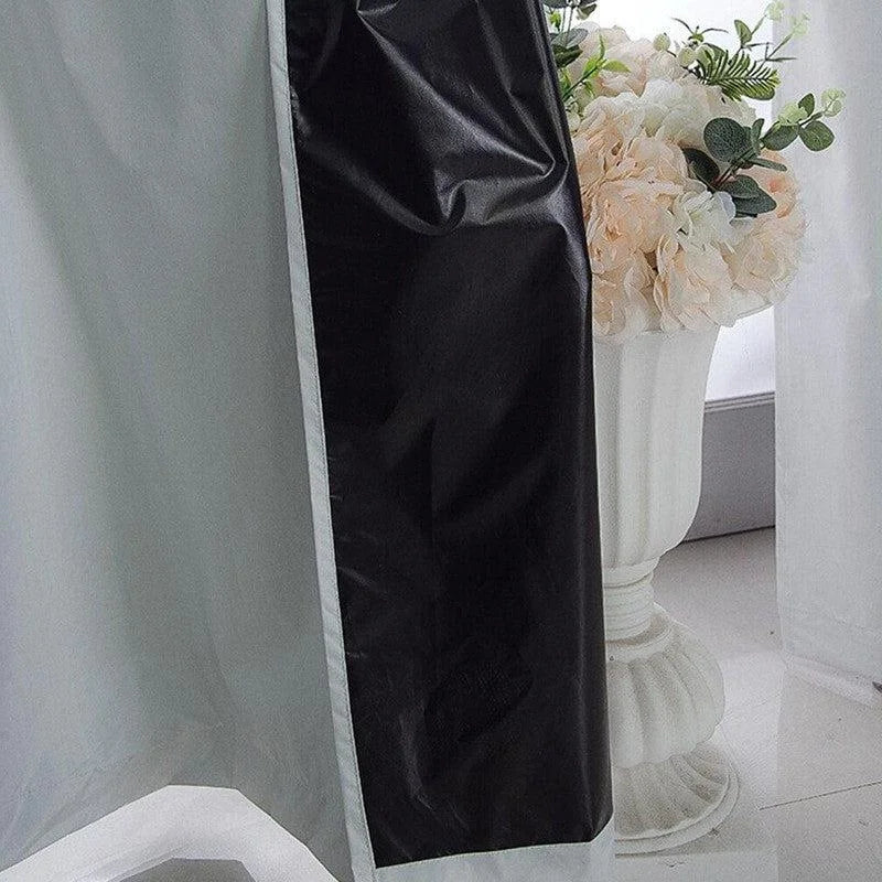 Rideau noir et blanc moderne pour salle de bain, offrant une touche élégante et contemporaine à votre décor intérieur, idéal pour une ambiance raffinée et une décoration harmonieuse.