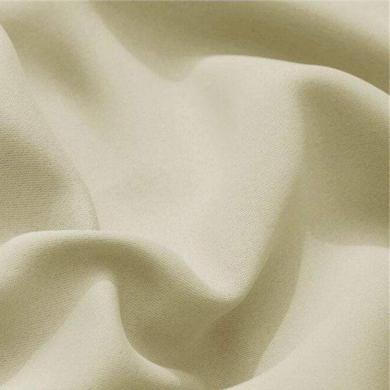 Image d'un textile beige doux drapé en plis élégants, idéal pour la décoration intérieure ou la confection de vêtements chics.