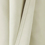 Détail d'un rideau beige avec une couture soignée, idéal pour ajouter une touche d'élégance à votre intérieur. Découvrez ce design sobre et intemporel qui s'intègre parfaitement dans tout style de décoration.