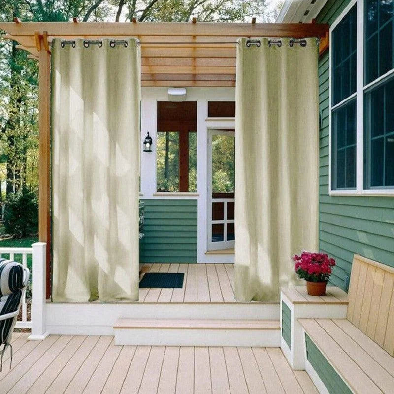 Rideaux beige pour patio avec œillets, installés sur une pergola en bois moderne. Idéaux pour créer un espace extérieur élégant et intime. Vue d'une terrasse ensoleillée, dotée de plantes en pot et de meubles en bois, idéale pour la détente en plein air.