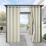Rideaux d’extérieur pour pergola moderne, créant un espace ombragé élégant et confortable sur une terrasse spacieuse avec vue panoramique sur la nature. Accessoire idéal pour embellir les aménagements extérieurs.