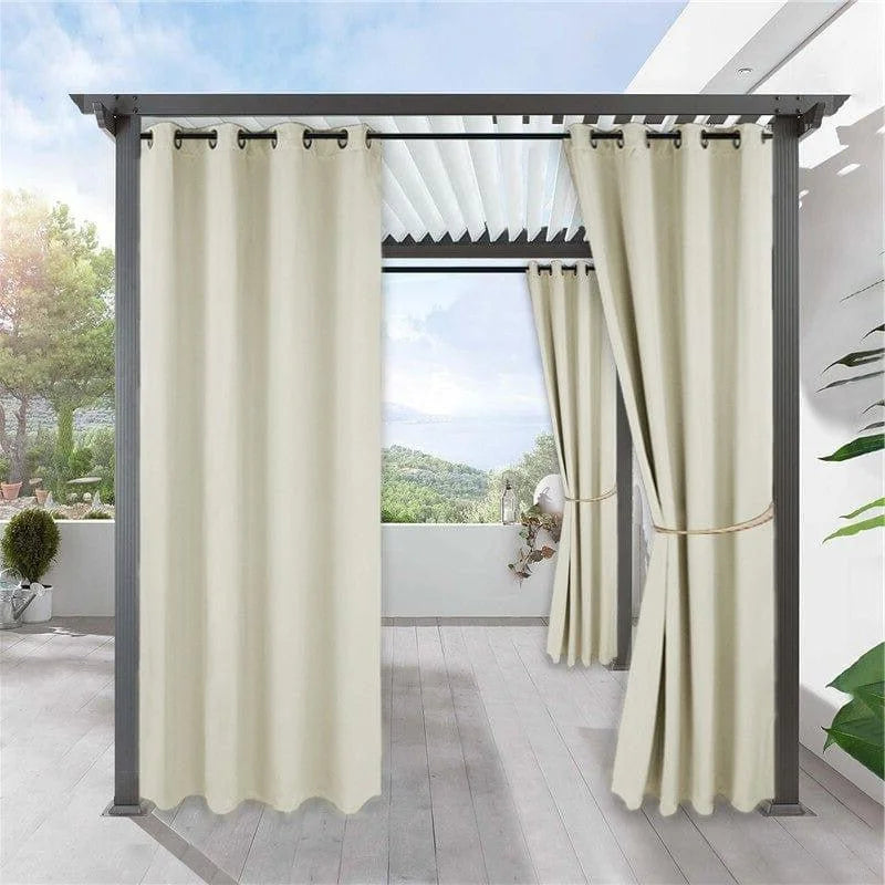 Rideaux d’extérieur pour pergola moderne, créant un espace ombragé élégant et confortable sur une terrasse spacieuse avec vue panoramique sur la nature. Accessoire idéal pour embellir les aménagements extérieurs.