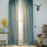 Rideaux élégants couleur bleu pastel pour salon, ornés de motifs floraux décoratifs, apportant une touche raffinée à votre intérieur. Ces rideaux créent une atmosphère chaleureuse et accueillante, idéals pour compléter une décoration classique et sophistiquée. Le cadre comprend un fauteuil capitonné et des objets décoratifs, parfaits pour un agencement harmonieux.