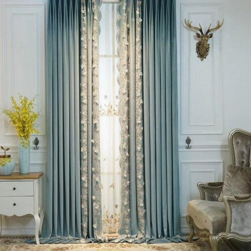 Rideaux élégants couleur bleu pastel pour salon, ornés de motifs floraux décoratifs, apportant une touche raffinée à votre intérieur. Ces rideaux créent une atmosphère chaleureuse et accueillante, idéals pour compléter une décoration classique et sophistiquée. Le cadre comprend un fauteuil capitonné et des objets décoratifs, parfaits pour un agencement harmonieux.